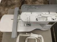 Máquina de bordar Singer Superb EM200 - 3