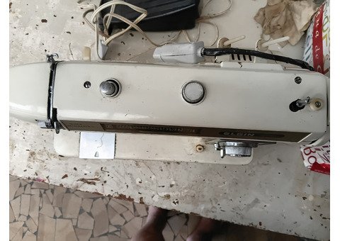 Máquina de costura Elgin