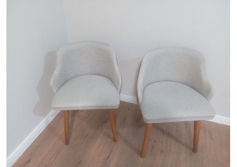 Poltronas em linho cinza. Pés de madeira maciça, parte de trás em corino.
