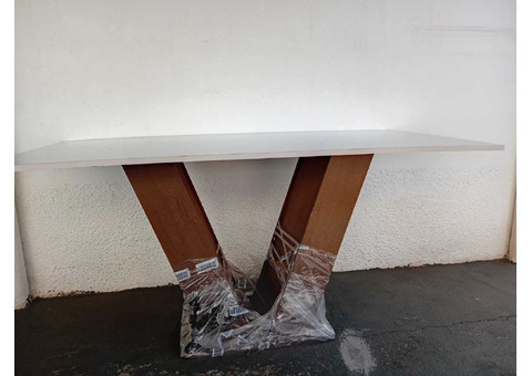 Vendo mesa de madeira em ótimo estado