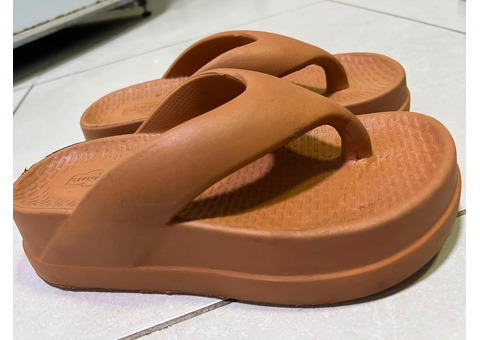 “Chinelo Nuvem Caramelo – Confortável – Bom Estado”.
