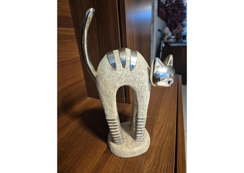 Gato Decorativo Estilizado – Escultura com Detalhes Prateados